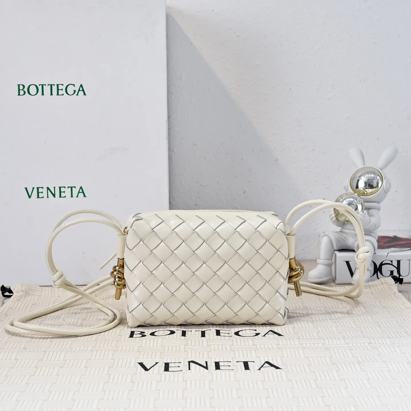 Batch 1560 𝗕𝗼𝘁𝘁𝗲𝗴𝗮 𝗩𝗲𝗻𝗲𝘁𝗮———— The latest version of the loop camera bag💥 from BV’s King of Cost-Effectiveness counter, large woven texture➕Ultra-high quality cow wax leather as always, with zipper, hardware decoration on both sides, adjustable drawstring, especially suitable for the tummy💫Can hold anything, very light weight, suitable🈴️for girls of all ages, size: 17*10*6cm Style number: 6125